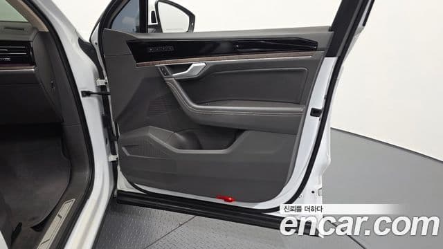 Volkswagen Touareg 2023 — ფოტო 10/29