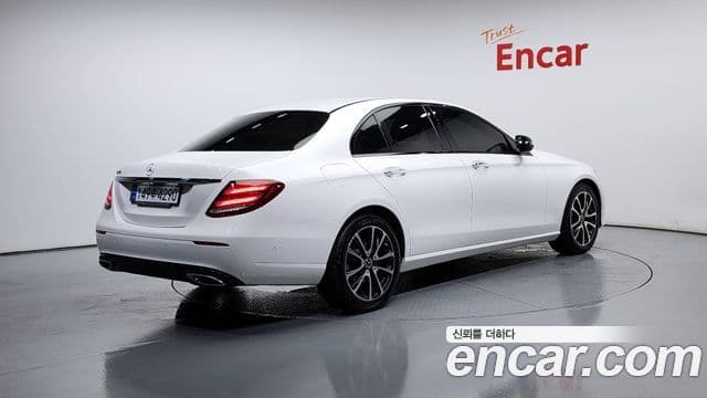 Mercedes-Benz E-Class 2020 — Photo 10/20