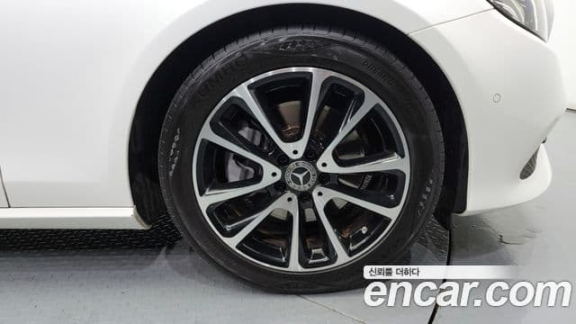 Mercedes-Benz E-Class 2020 — Photo 4/20