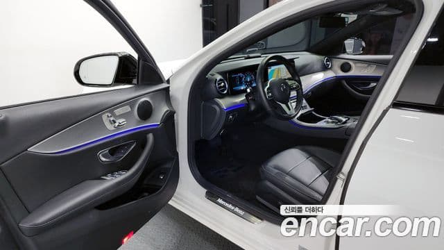 Mercedes-Benz E-Class 2020 — Photo 8/20