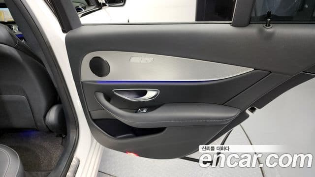 Mercedes-Benz E-Class 2020 — Photo 13/20