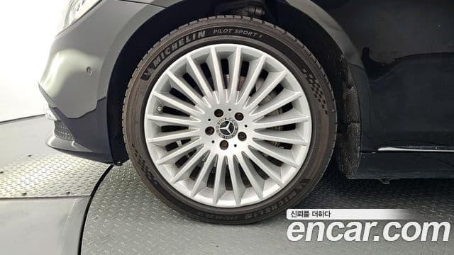 Mercedes-Benz S-Class 2019 — Photo 16/20