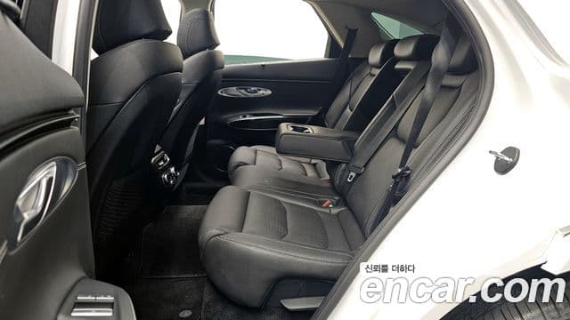 Genesis GV70 2021 — ფოტო 17/20