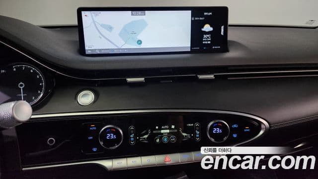 Genesis GV70 2021 — ფოტო 17/20