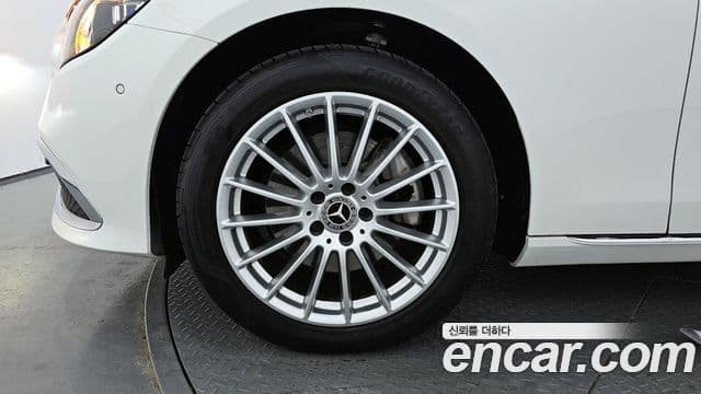 Mercedes-Benz E-Class 2023 — ფოტო 5/20
