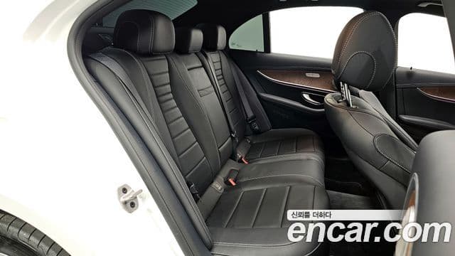 Mercedes-Benz E-Class 2023 — ფოტო 11/20