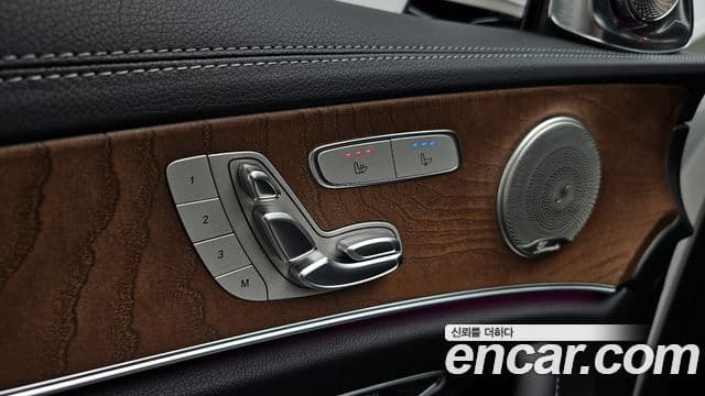 Mercedes-Benz E-Class 2023 — ფოტო 18/20