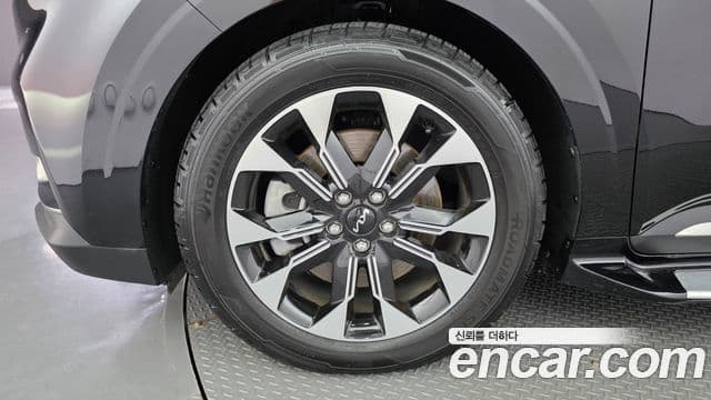 Kia Carnival 2023 — ფოტო 5/20