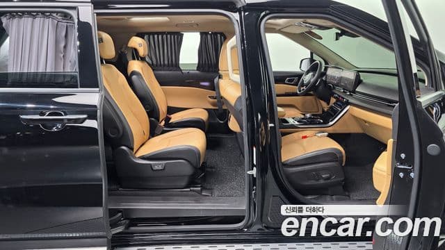 Kia Carnival 2023 — ფოტო 19/20
