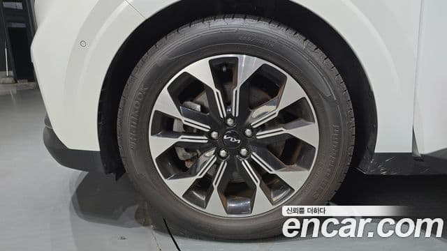 Kia Carnival 2023 — ფოტო 5/20