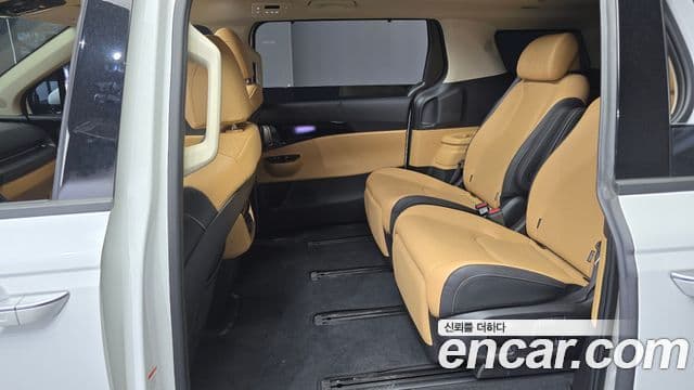 Kia Carnival 2023 — ფოტო 13/20