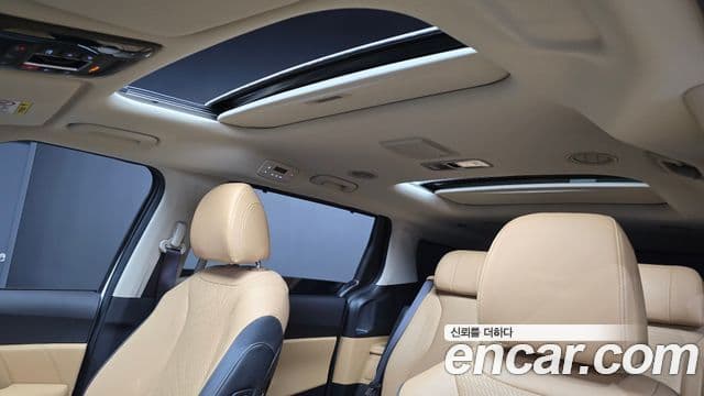 Kia Carnival 2023 — ფოტო 19/20