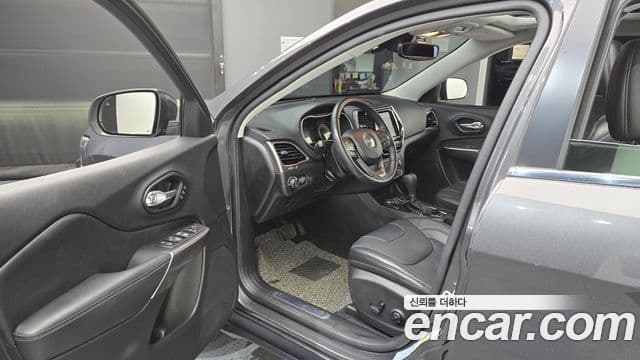 Jeep Cherokee 2021 — ფოტო 14/20