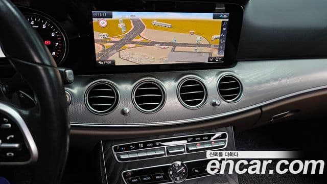 Mercedes-Benz E-Class 2020 — ფოტო 14/20