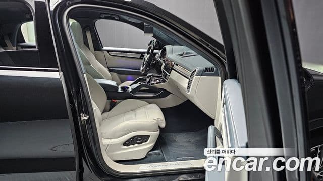 Porsche Cayenne 2023 — Photo 14/20