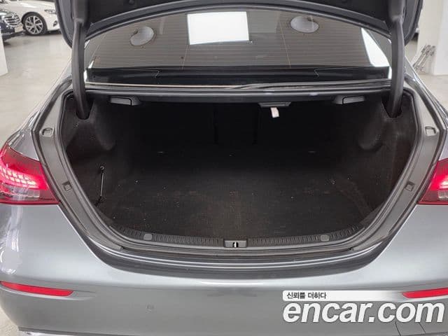 Mercedes-Benz E-Class 2020 — ფოტო 7/17