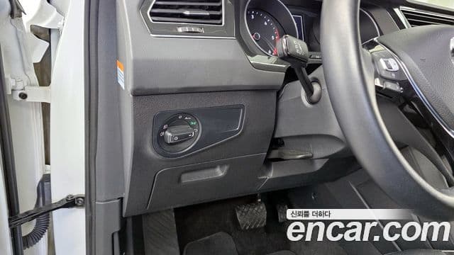 Volkswagen Tiguan 2019 — ფოტო 16/20