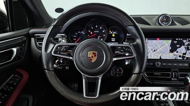 Porsche Macan 2021 — ფოტო 13/20