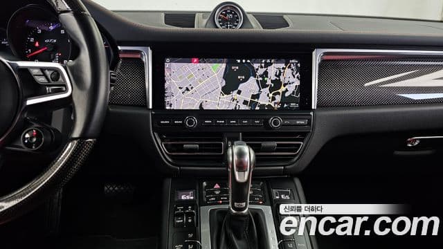 Porsche Macan 2021 — ფოტო 15/20