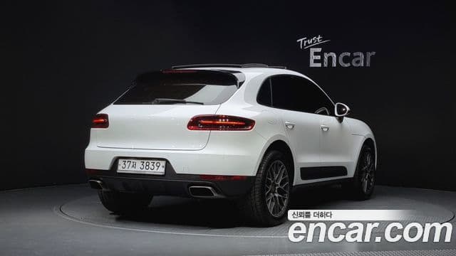 Porsche Macan 2018 — ფოტო 2/20