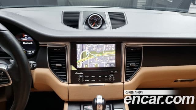 Porsche Macan 2018 — ფოტო 14/20