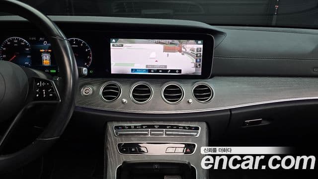 Mercedes-Benz E-Class 2022 — ფოტო 14/20
