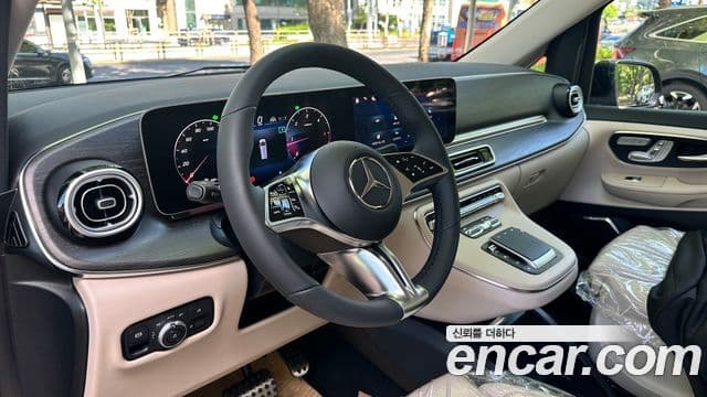 Mercedes-Benz V-Class 2025 — Photo 14/20