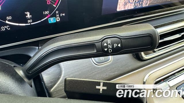 Mercedes-Benz V-Class 2025 — Photo 17/20