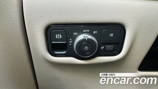 Mercedes-Benz V-Class 2025 — Photo 19/20
