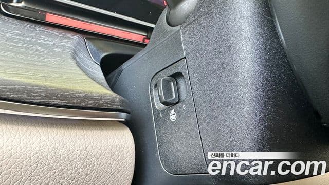 Mercedes-Benz V-Class 2025 — Photo 18/20