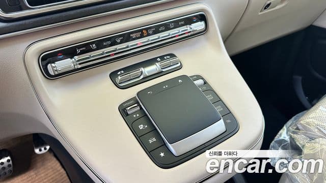 Mercedes-Benz V-Class 2025 — Photo 9/20