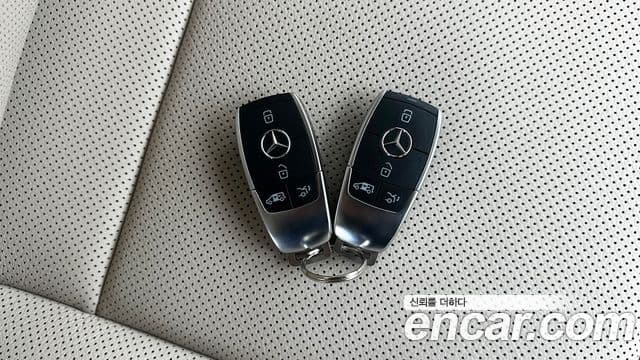 Mercedes-Benz V-Class 2025 — Photo 7/20