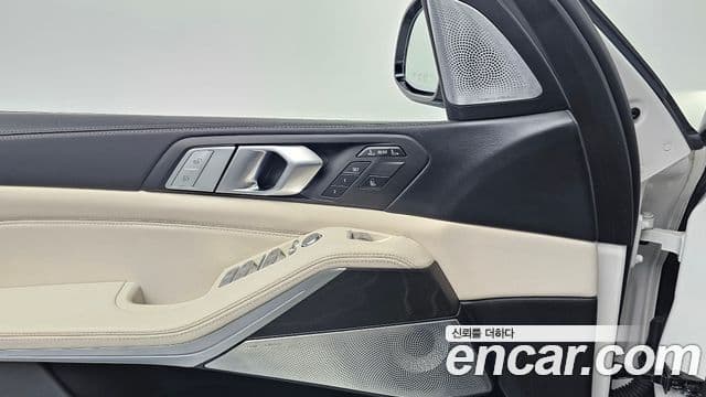 BMW X7 2021 — ფოტო 15/20