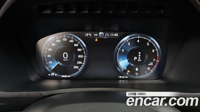 Volvo XC90 2021 — ფოტო 18/20