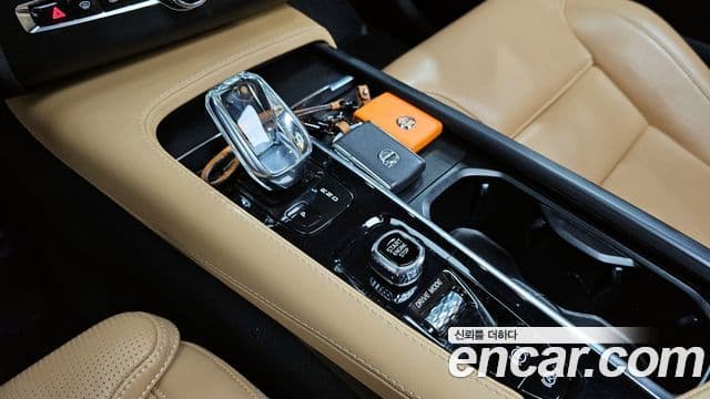 Volvo XC90 2021 — ფოტო 13/20
