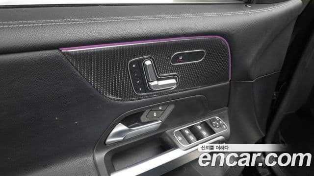Mercedes-Benz GLB-Class 2021 — Photo 2/20