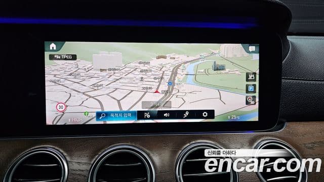 Mercedes-Benz E-Class 2020 — ფოტო 15/20
