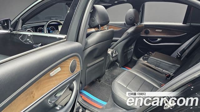 Mercedes-Benz E-Class 2020 — ფოტო 17/20