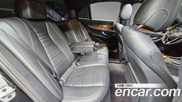 Mercedes-Benz E-Class 2020 — ფოტო 19/20