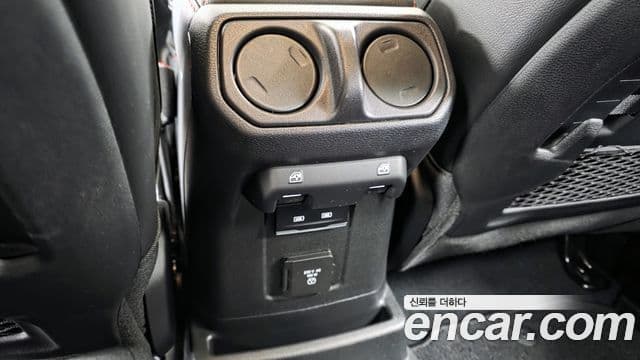Jeep Wrangler 2023 — ფოტო 19/20