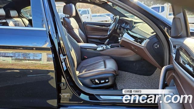BMW 5 Series 2019 — ფოტო 10/20