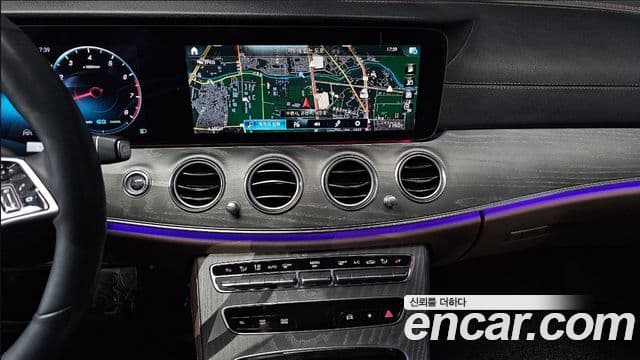 Mercedes-Benz E-Class 2022 — ფოტო 14/19