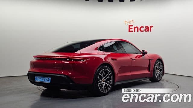 Porsche Taycan 2023 — ფოტო 17/20