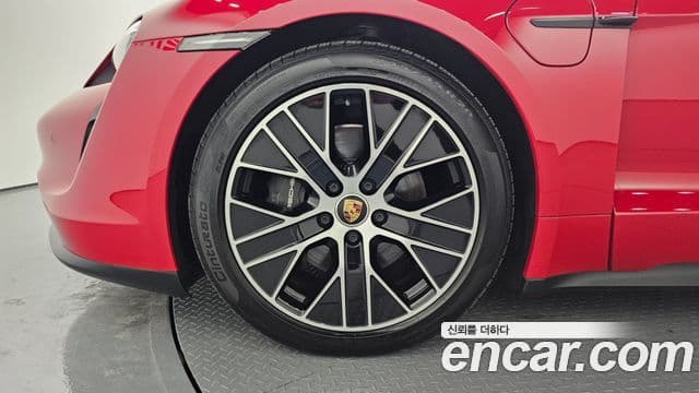 Porsche Taycan 2023 — ფოტო 14/20