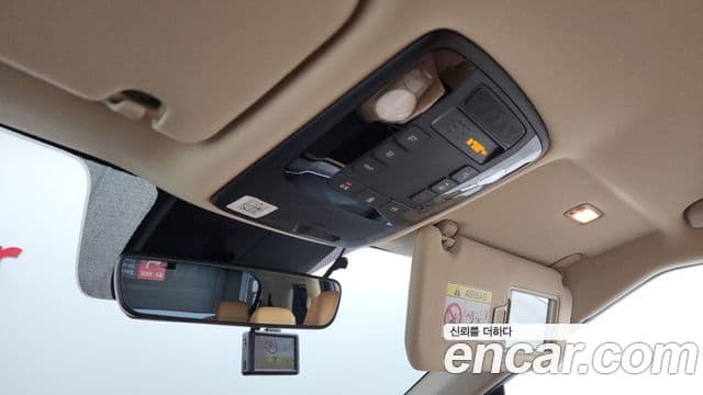 Kia Carnival 2021 — ფოტო 14/20