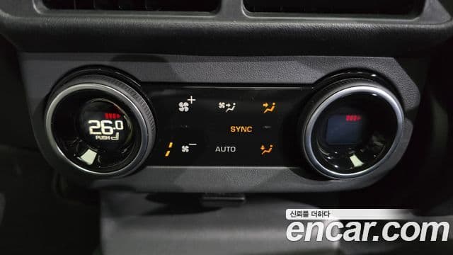 Land Rover Range Rover Velar 2025 — Şəkil 18/20