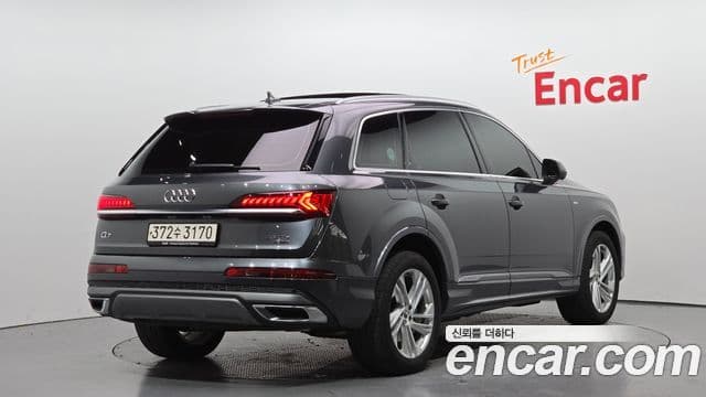 Audi Q7 2021 — Photo 8/20
