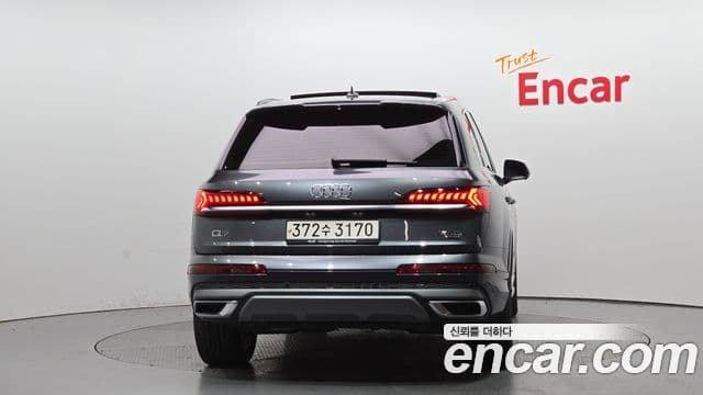 Audi Q7 2021 — Photo 9/20