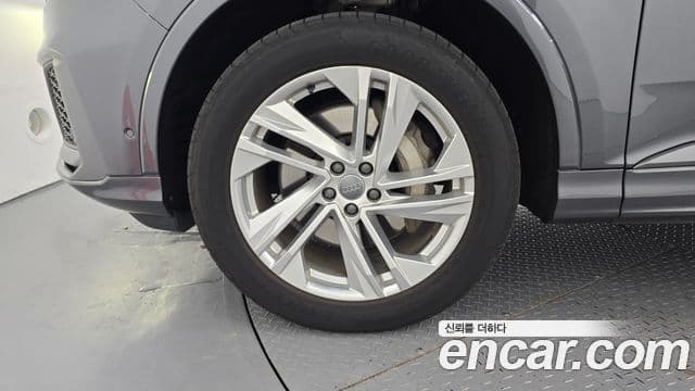 Audi Q7 2021 — Photo 4/20