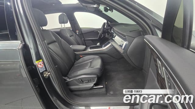 Audi Q7 2021 — Photo 2/20